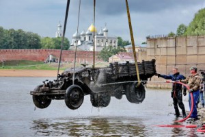 Со дна Новгородской речки подняли грузовик, который пролежал под водой 70 лет